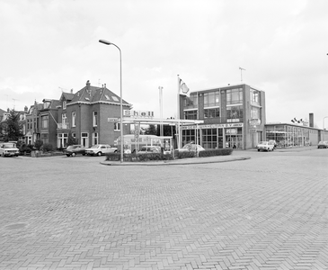 881617 Gezicht op de gebouwen van Garage Winkelman (Leidseweg 117) te Utrecht, met links de huizen Leidseweg 116 -lager.